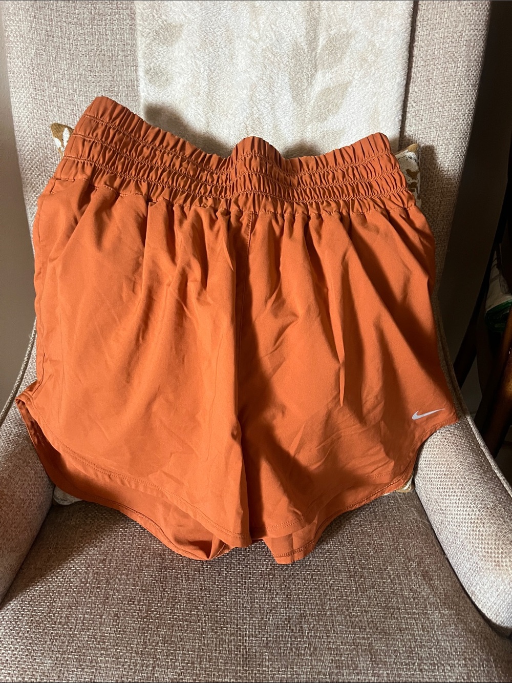 Nike Women’s High-Waist Orange Athletic Shorts - Picture 4 of 5